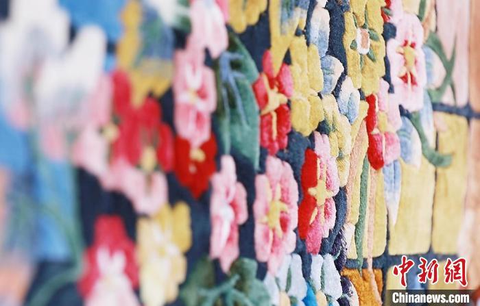 圖為手工地毯成品?！《姑?攝