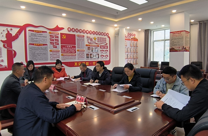 10月19日，康縣紀(jì)委監(jiān)委組織部分班子成員，辦公室、信訪室、案管室、審理室、紀(jì)檢監(jiān)察室等相關(guān)工作人員開展黨的二十大報(bào)告專題討論。.jpg