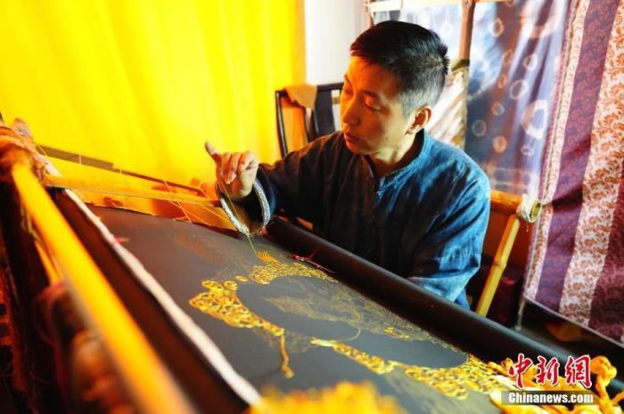 系統(tǒng)性挖掘整理古代敦煌刺繡，是甘肅天水市級非遺代表性項目武山刺繡代表性傳承人劉云帆這兩年最緊要的工作之一。圖為劉云帆在創(chuàng)作富含敦煌刺繡元素的作品。 中新社發(fā) 謝秉錫 攝 