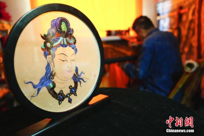 圖為劉云帆所創(chuàng)作的敦煌元素刺繡作品。 中新社發(fā) 謝秉錫 攝