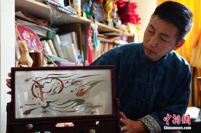 圖為劉云帆展示敦煌元素的刺繡作品。 中新社發(fā) 謝秉錫 攝