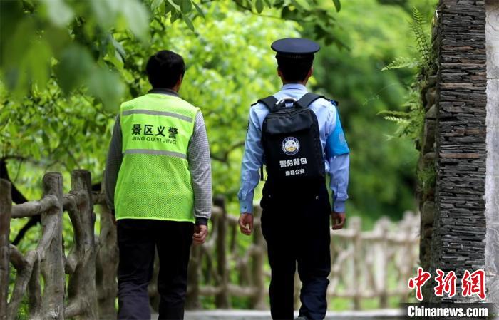 圖為民警背警務(wù)小包在轄區(qū)景區(qū)開展工作。(資料圖) 甘肅省公安廳供圖