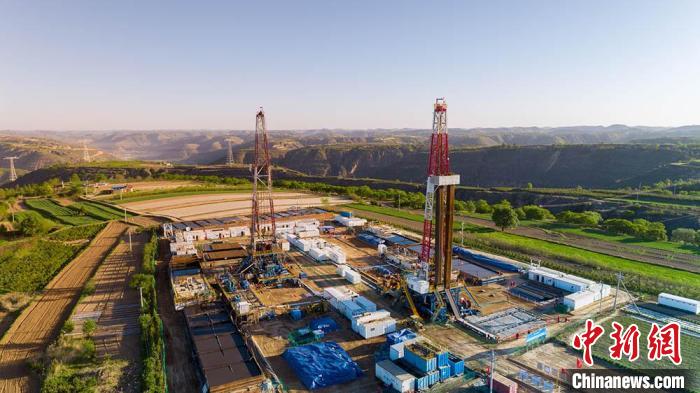 圖為中石油長(zhǎng)慶油田慶陽(yáng)華H60雙機(jī)組鉆井現(xiàn)場(chǎng)。(資料圖) 慶陽(yáng)市委宣傳部供圖