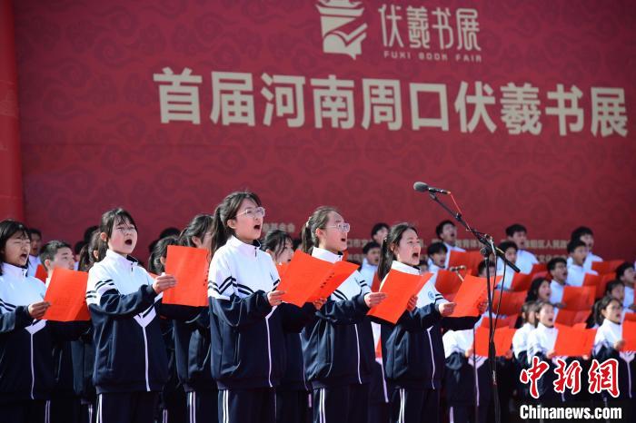 圖為學(xué)生們?cè)陂_幕式上誦讀經(jīng)典?！×赫赵?攝