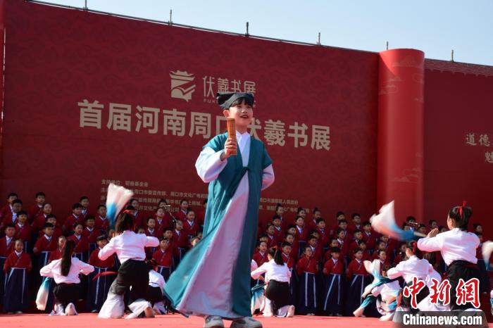 圖為學(xué)生們?cè)陂_幕式上誦讀經(jīng)典?！×赫赵?攝