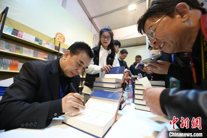 圖為作家王躍文現(xiàn)場(chǎng)簽名售書。　梁照曾 攝