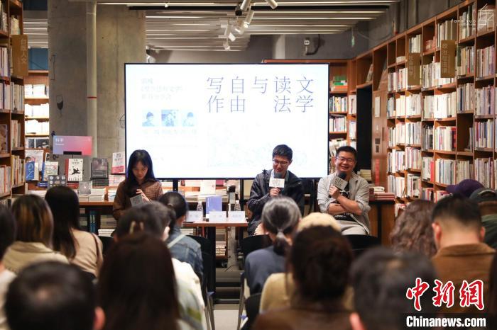 《至少還有文學(xué)》推出：在今天，我們?yōu)槭裁催€需要文學(xué)？