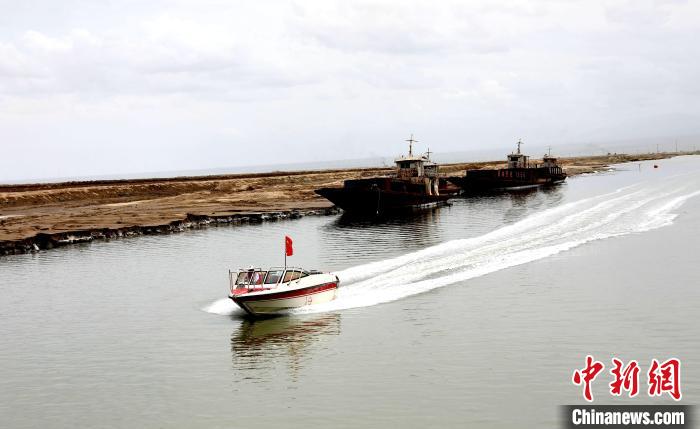 圖為茶卡鹽湖?！⊙Φ?攝