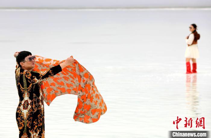 圖為游客在茶卡鹽湖拍照?！⊙Φ?攝