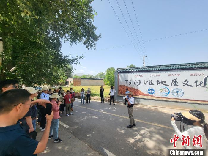 圖為中國(guó)地質(zhì)大學(xué)(北京)教授張緒教介紹村落情況。　胡友軍 攝