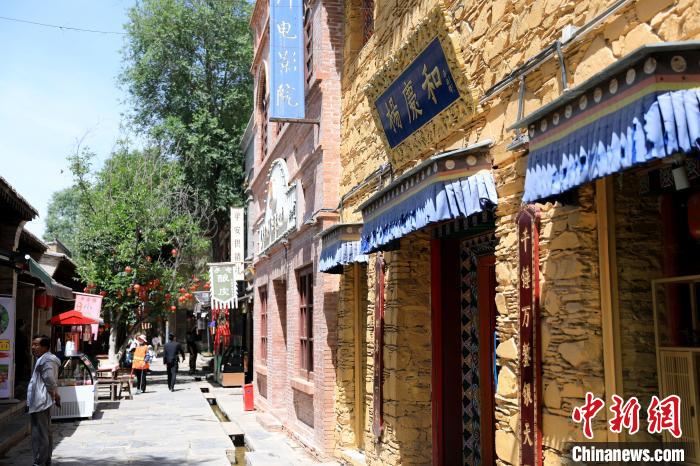 圖為平安驛·河湟民俗文化體驗(yàn)地的門店?！⊙Φ?攝