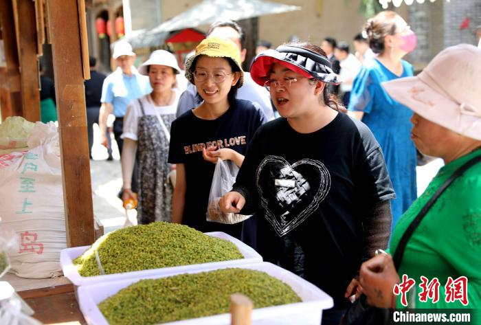 圖為民眾購(gòu)買青海特色小吃?！⊙Φ?攝