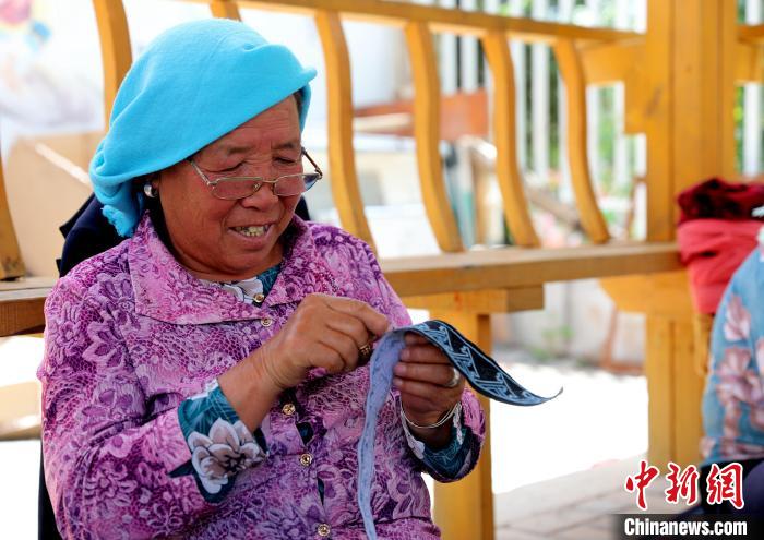 圖為繡娘在土族盤(pán)繡園內(nèi)制作盤(pán)繡?！⊙Φ?攝