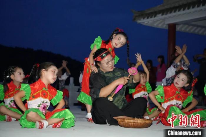 甘肅省西和縣小朋友們迎接“巧娘娘”。魏朵朵 攝