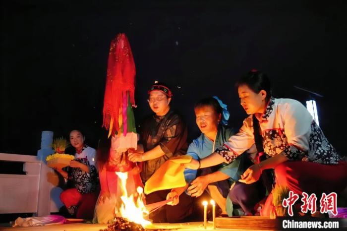 持續(xù)七天八夜的乞巧節(jié)正在西漢水上游的甘肅省西和縣進(jìn)行。西和縣姜席鎮(zhèn)晚霞湖畔，民眾“巧頭”點(diǎn)蠟、炷香、焚裱紙、跪拜，準(zhǔn)備將“巧娘娘”請(qǐng)進(jìn)院。魏朵朵 攝