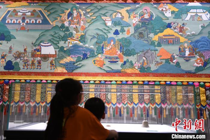 8月20日，兩名小觀眾參觀大型歷史題材卷軸唐卡“涼州會盟”?！〈魑牟?攝