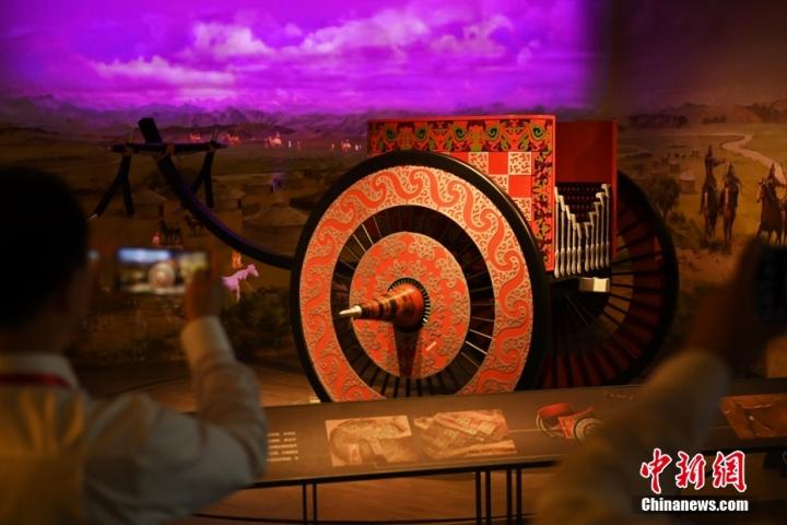 8月16日，甘肅省天水市張家川回族自治縣馬家塬車輿博物館內(nèi)，游客拍攝等比例的戰(zhàn)國(guó)西戎車輿復(fù)制品。