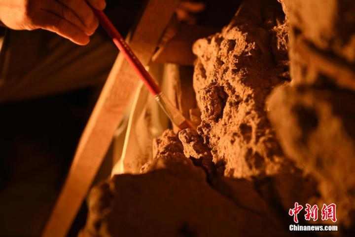 8月25日，文物修復(fù)師牟常有進(jìn)行文物修復(fù)工作。