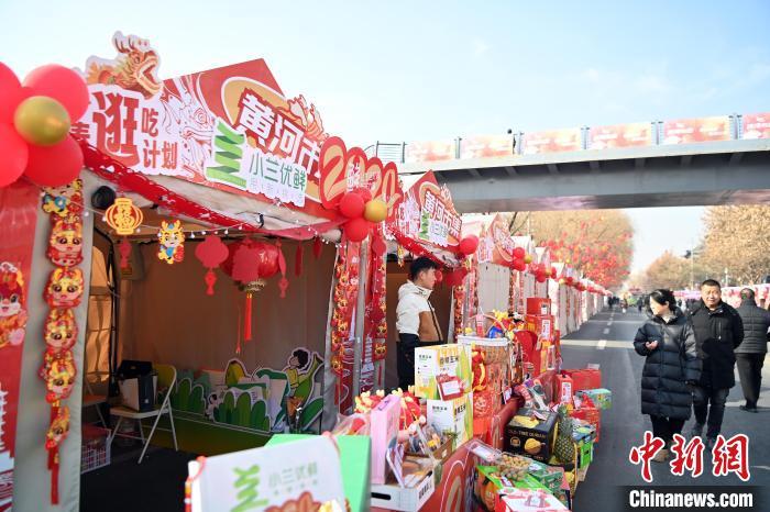 1月30日，蘭州黃河畔的年貨集市吸引顧客選購年貨。九美旦增 攝</p><p>