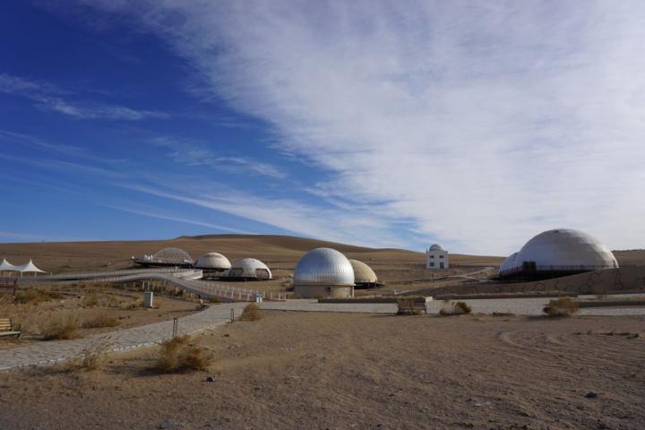 2023年11月28日拍攝的甘肅省武威市民勤縣“摘星小鎮(zhèn)”一角。新華社記者 賈釗 攝