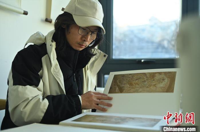 圖為季茂杰研究敦煌文化相關(guān)書籍。李亞龍 攝</p>
<p>