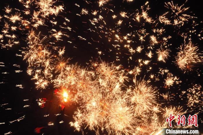 灼熱的鐵水在空中迸散。在空中形成“鐵花火雨”的景象，似天女散花，似群星漫天，如夢如幻，美不勝收。侯奇志 攝</p>
<p>