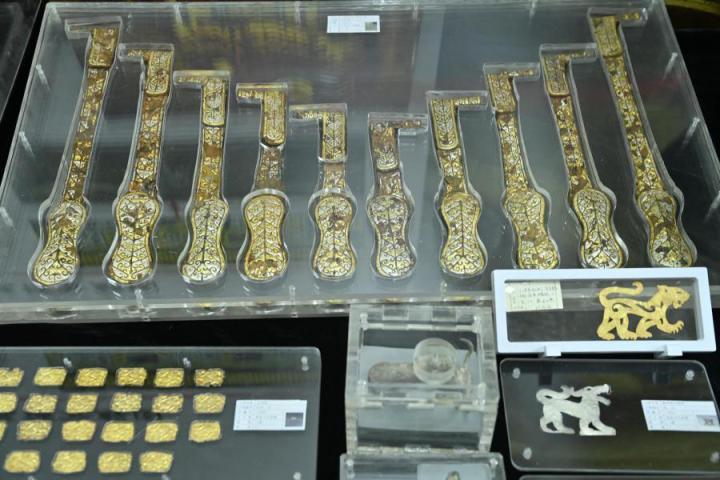 張家川馬家塬出土的金帶飾、大角羊、人形鉛俑及狼形銀車(chē)輿飾等文物。