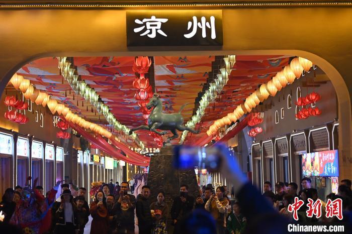 圖為游人拍攝煥然一新亮相的街區(qū)。李亞龍 攝</p>
<p>