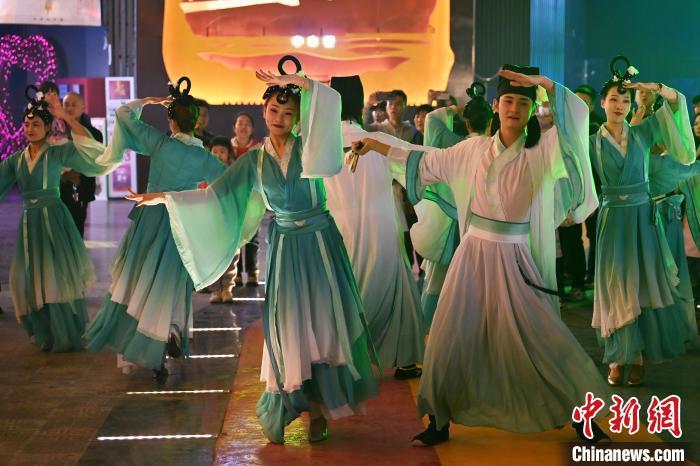 圖為工作人員進(jìn)行舞蹈表演。李亞龍 攝</p>
<p>