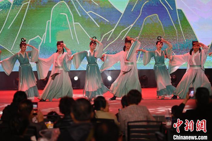 圖為工作人員進(jìn)行舞蹈表演。李亞龍 攝