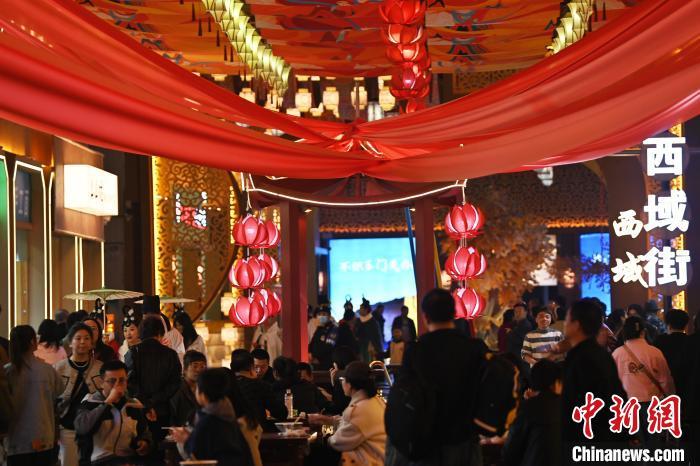 圖為街區(qū)現(xiàn)場游客絡(luò)繹不絕。李亞龍 攝</p><p>