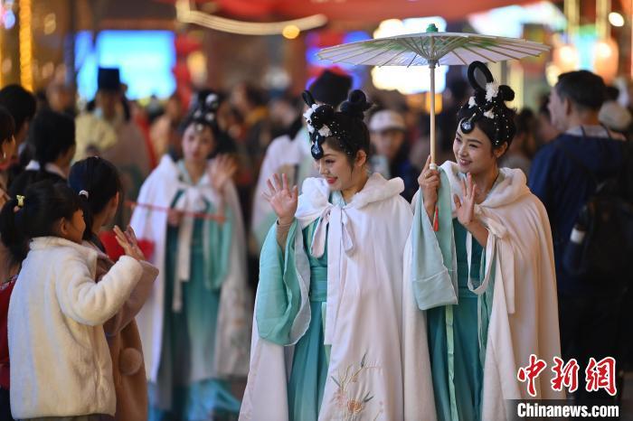 圖為街區(qū)人員著傳統(tǒng)服飾與游人互動。李亞龍 攝</p><p>