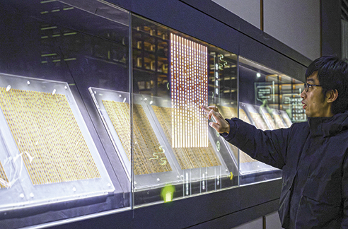 3月6日，工作人員在荊門市博物館新館內楚簡展廳展示使用互動裝置。新華每日電訊記者　胡競文