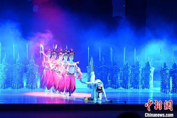 2023年2月18日，蘭州歌舞劇院創(chuàng)排的大型舞劇《大夢敦煌》?！　【琶赖┰?攝