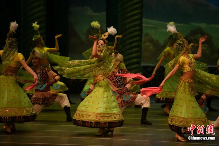 2024年2月23日晚，中國經(jīng)典舞劇《絲路花雨》在甘肅蘭州演出恭賀新春。李亞龍 攝