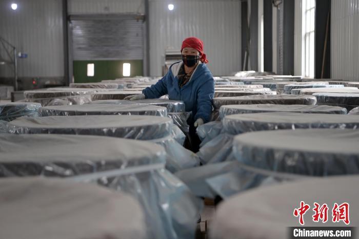 5月10日，工作人員檢查裝有酒糟的壇子。九美旦增　攝