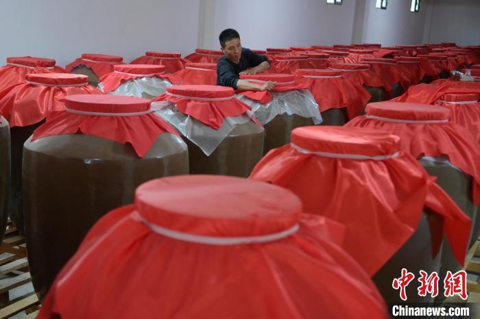 圖為5月10日，工作人員在儲酒庫檢查酒缸密封性。九美旦增　攝