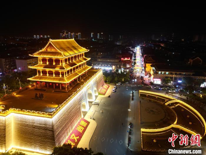 圖為武威市標(biāo)志性建筑涼州古城門燈光亮起。(無(wú)人機(jī)照片) 　戴文昌 攝</p><p>