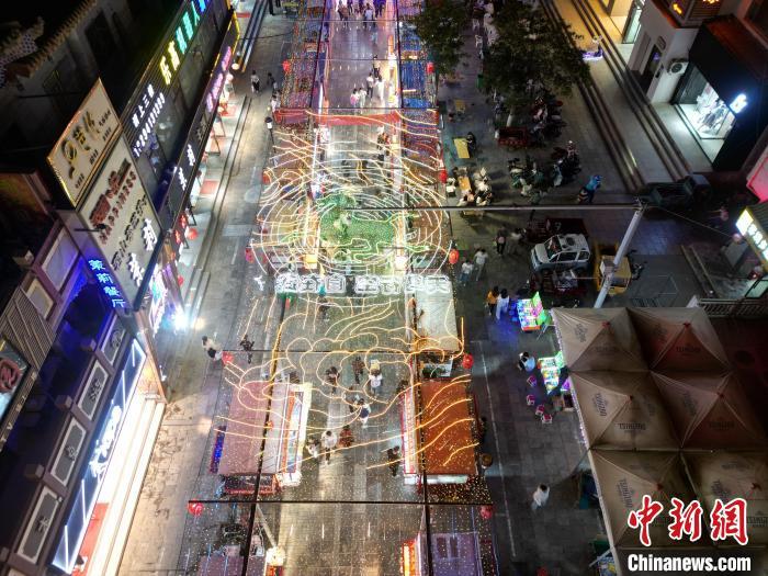 圖為明清街夜市燈光點(diǎn)亮具有武威文化元素的“銅奔馬”彩燈。(無(wú)人機(jī)照片) 　戴文昌 攝</p><p>