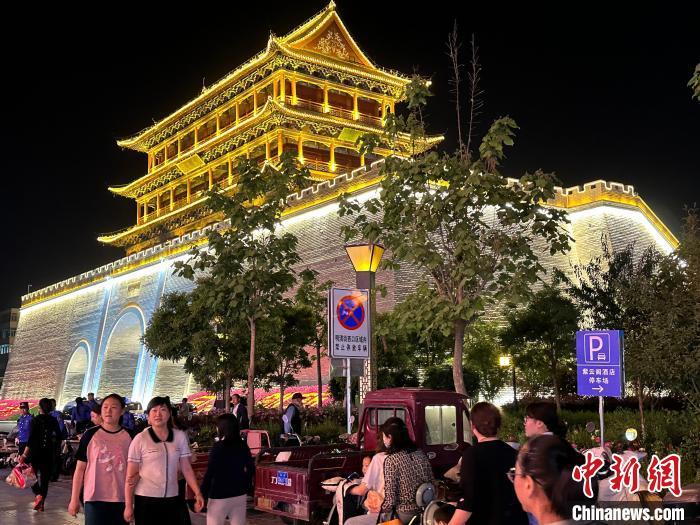 圖為夜幕降臨，涼州古城門燈光亮起。　戴文昌 攝