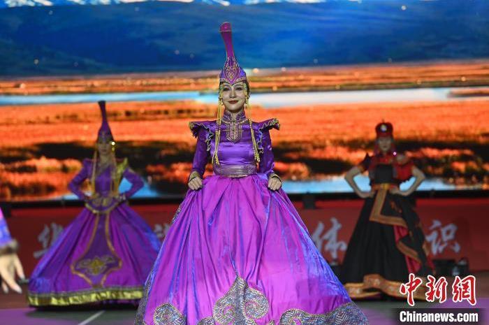 圖為開幕式現(xiàn)場(chǎng)蒙古族服飾秀。李亞龍 攝</p>
<p>