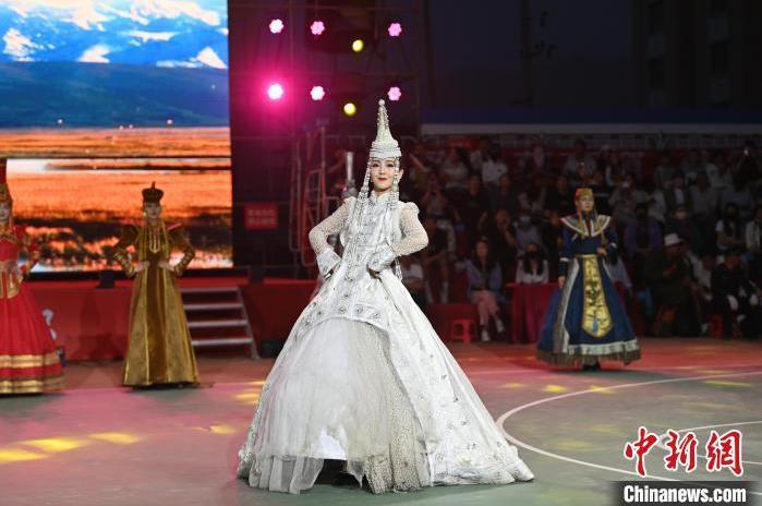 圖為開幕式現(xiàn)場(chǎng)蒙古族服飾秀。李亞龍 攝</p>
<p>