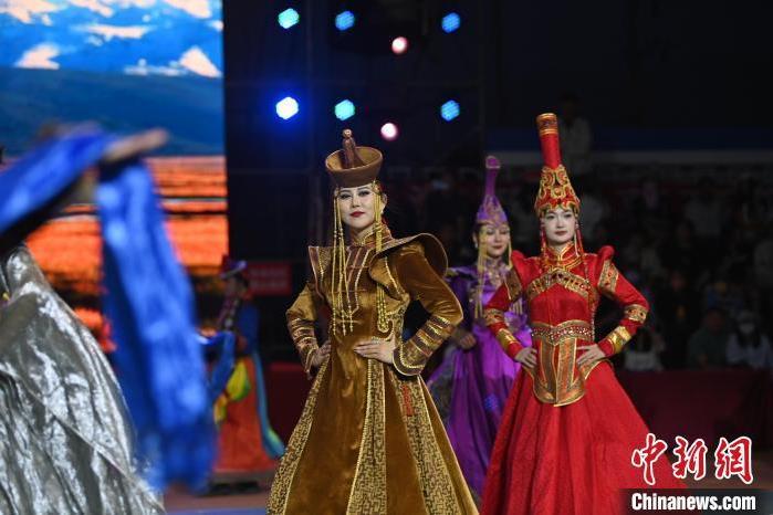 圖為開幕式現(xiàn)場(chǎng)蒙古族服飾秀。李亞龍 攝</p>
<p>