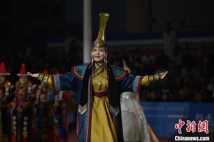 圖為開幕式現(xiàn)場(chǎng)蒙古族服飾秀。李亞龍 攝