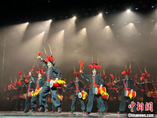 圖為涼州攻鼓子表演。楊娜 攝