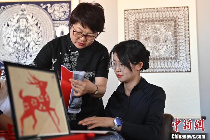 6月6日，在甘肅敦煌青年夜校課程中，青年學(xué)員學(xué)習(xí)敦煌非遺剪紙課程。李亞龍 攝