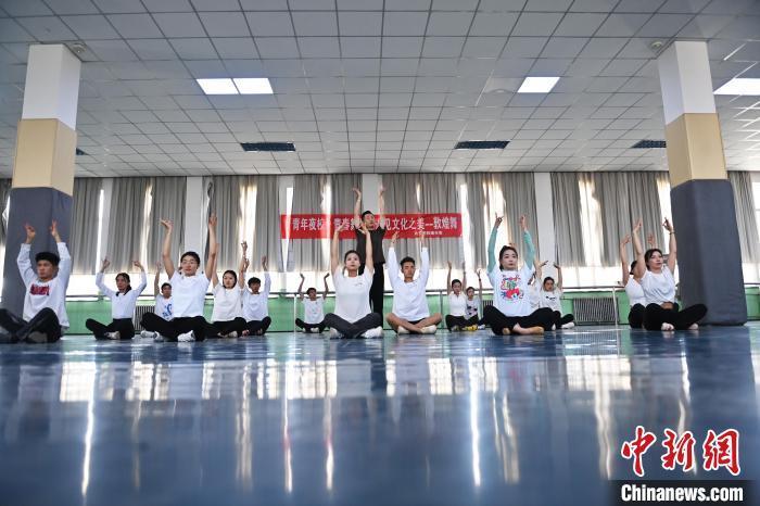 6月6日，在甘肅敦煌青年夜校課程中，青年學(xué)員學(xué)習(xí)敦煌舞課程。李亞龍 攝　　