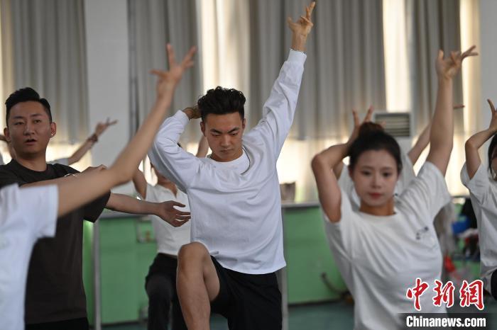 6月6日，在甘肅敦煌青年夜校課程中，青年學(xué)員學(xué)習(xí)敦煌舞課程。李亞龍 攝　　