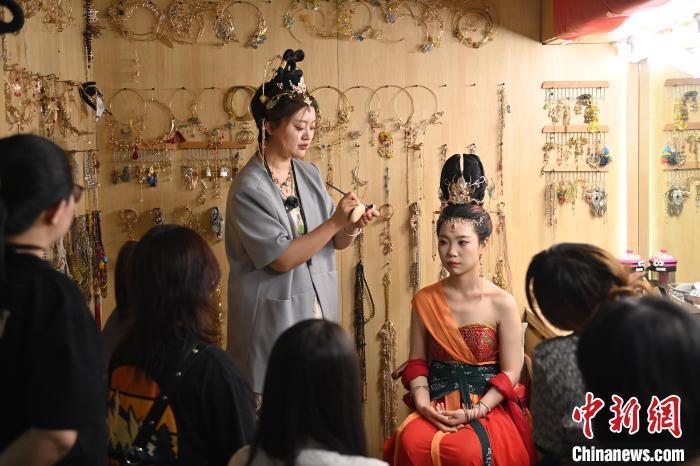 6月6日，在甘肅敦煌青年夜校課程中，青年學(xué)員學(xué)習(xí)敦煌美妝課程。李亞龍 攝