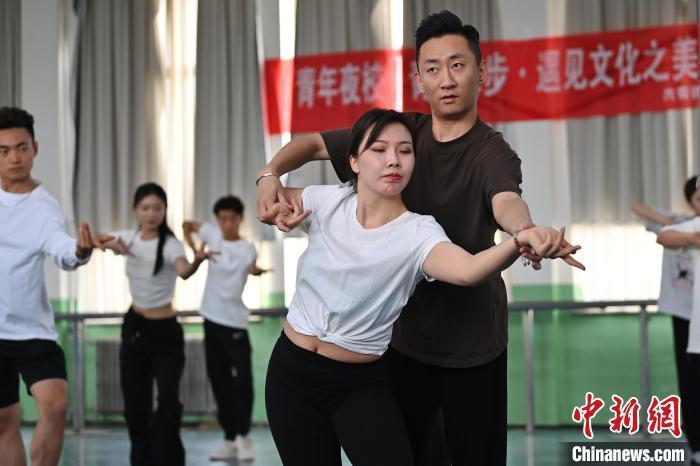 6月6日，在甘肅敦煌青年夜校課程中，學(xué)員學(xué)習(xí)敦煌舞課程。李亞龍 攝　　